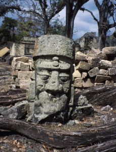 Copán - další  kamenná hlava